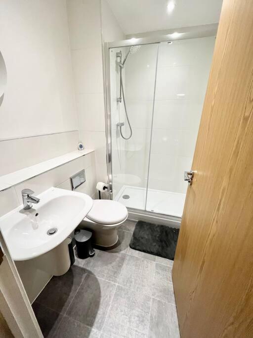 פורטסמות' Spacious 2 Bed Ground Floor Apartment, Free Parking, Close To Historic Dockyard & Gunwharf Quays מראה חיצוני תמונה